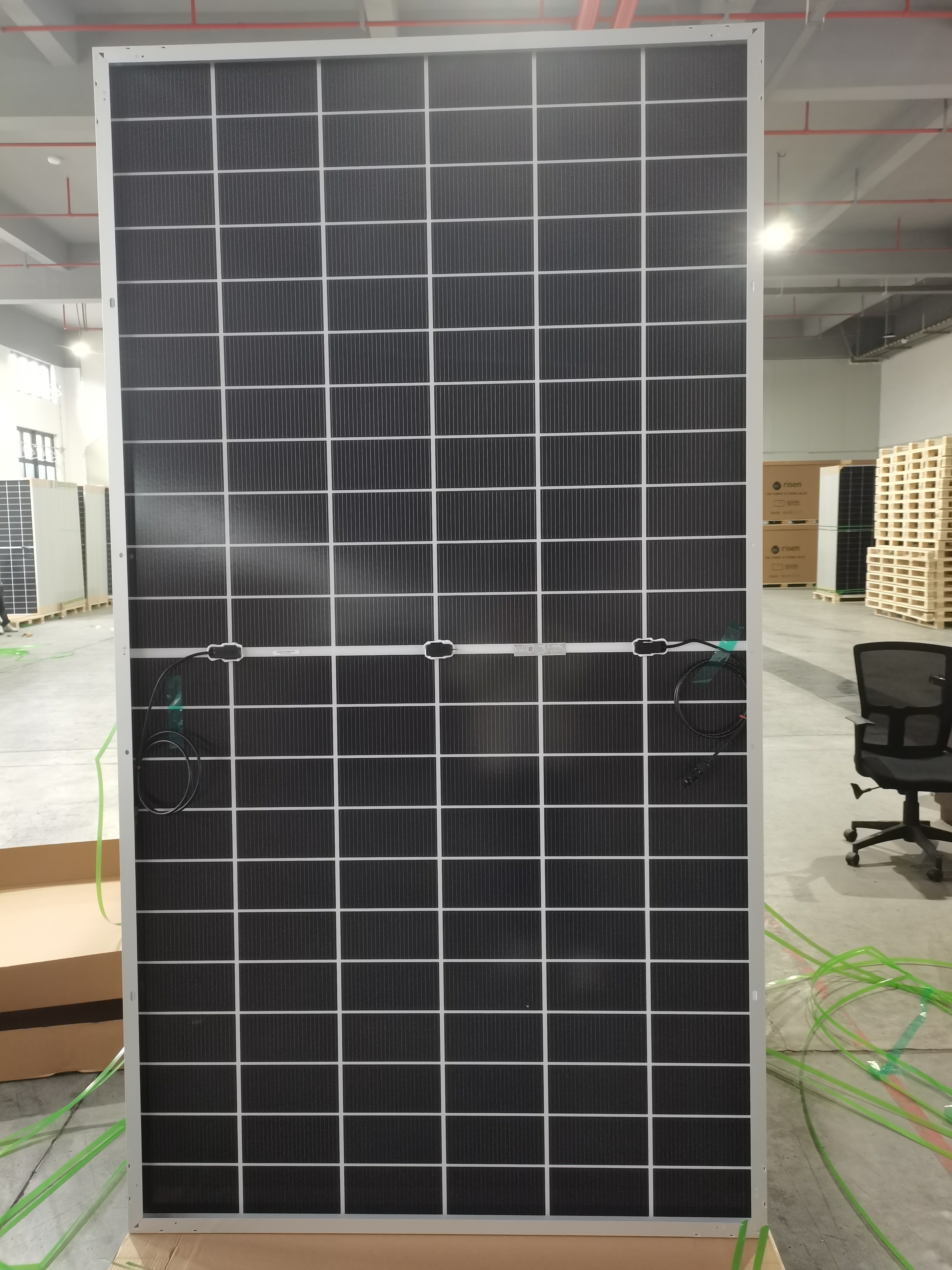 High Power and Efficiency N-Type HJT 700W Solar Panel Solar Plate